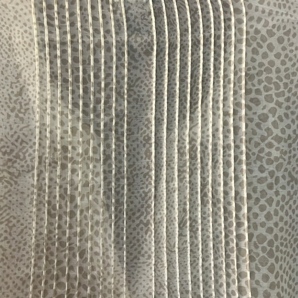 Calvin Klein Jeans cream/ gray spotted, sheer blouse. 3/4 sleeves. Size L - Picture 7 of 9